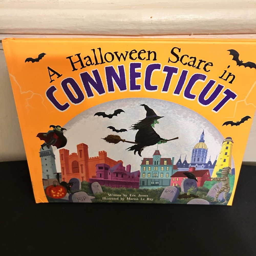 Hardcover A Halloween Scare in Connecticut Book For Ages 4+/Like New